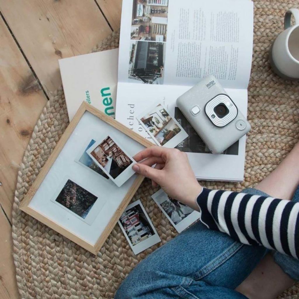 Pige er kreativ med sine udprintede instax billeder fra sit instax mini kamera