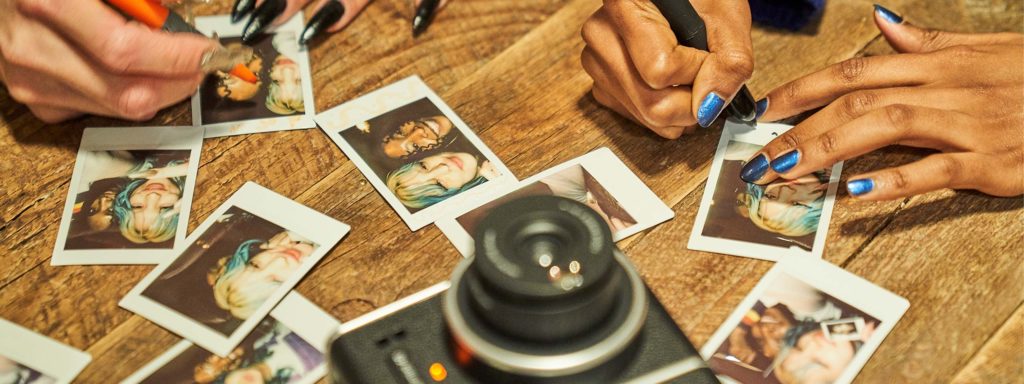 Det klassiske instax mini 40 kamera bruges til at bringe minderne til live