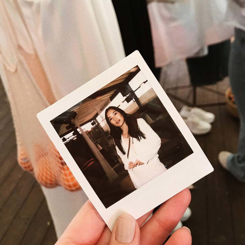 Nelly girl använder sin instax-kamera för selfies